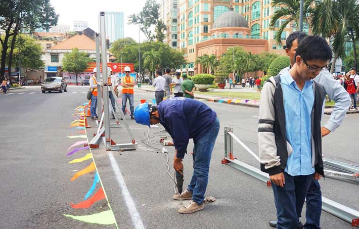 Nhiều rào chắn đã được dựng xung quanh khu vực nhà thờ Đức Bà, một trong những công trình tôn giáo, di tích lịch sự văn hóa du lịch nổi tiếng của TP HCM.