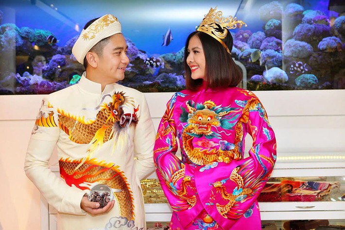 Hình ảnh rồng-phượng trên bộ trang phục hòa quyện nhau rất đẹp mắt. Rồng tượng trưng cho sức mạnh, uy quyền của đấng quân tử, phượng thể hiện cho đức hạnh và duyên dáng của người phụ nữ. Sự kết hợp này là biểu tượng vĩnh cửu của tình yêu đôi lứa từ xưa đến nay theo truyền thống phương Đông.