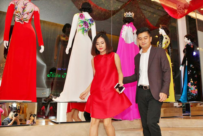 Tối qua 4/1, ngay ngày đầu tuần không tham dự sự kiện, nữ diễn viên Vân Trang cùng chồng sắp cưới Hữu Quân đã cùng đi chọn lựa, may những bộ trang phục cưới ý nghĩa nhất cho ngày cưới sắp tới. “Trang phục cưới là phần rất quan trọng chính vì thế Vân Trang và Hữu Quân đã tìm đến Nhà thiết kế Đinh Văn Thơ để may những bộ trang phục ý nghĩa nhất trong ngày trọng đại của mình”, nữ giám khảo trẻ nhất Liên hoan phim 2015, tiết lộ.