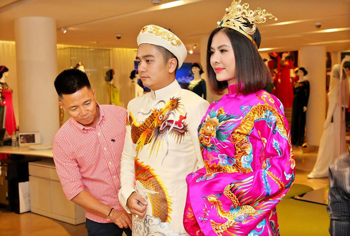 Trong ba bộ thiết kế này, nổi bật nhất là cặp áo mang tên “Hoàng bào” với họa tiết rồng-phượng bắt mắt, được thêu tay tỉ mỉ. Đây là bộ trang phục mà NTK Đinh Văn Thơ rất tâm đắc. Việc thực hiện các trang phục rất kỳ công từ khâu chọn chất liệu vải, màu chỉ thêu, phác thảo mẫu, cân đối bố trí tạo dáng, kể cả phụ kiện đi kèm... Các yếu tố này phải đồng nhất và hòa hợp để tạo nên một tác phẩm mang ý nghĩa hạnh phúc lứa đôi.