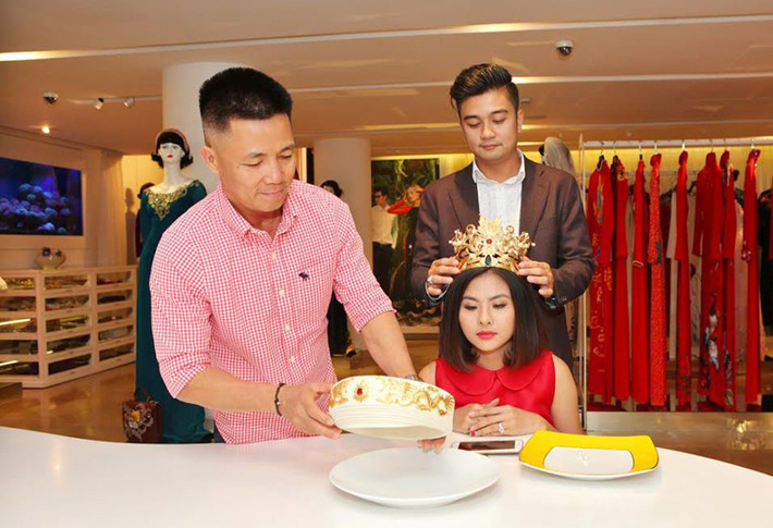 Được biết, diễn viên Vân Trang từ lâu đã rất quý mến Nhà thiết kế Đinh Văn Thơ, luôn xem là một người anh thân thiết. Cô muốn bộ trang phục ngày cưới của mình phải thật đặc biệt.