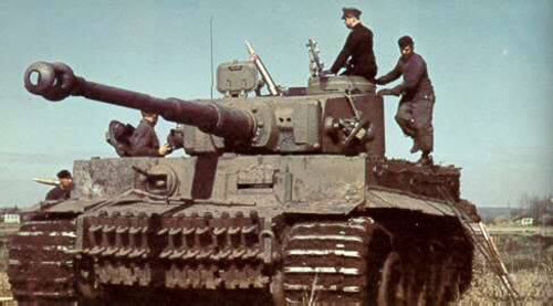 Trong đợt thử nghiệm đầu năm 1943, Liên Xô đã dùng các mẫu xe tăng Tiger bắt được của Đức làm vật thử nghiệm. Đáng ngạc nhiên là dù chỉ dùng đạn nổ HE nhưng SU-152 có thể tiêu diệt xe tăng Tiger ở bất kỳ khoảng cách nào. Trong ảnh là một xe tăng hặng nặng Tiger của Đức.