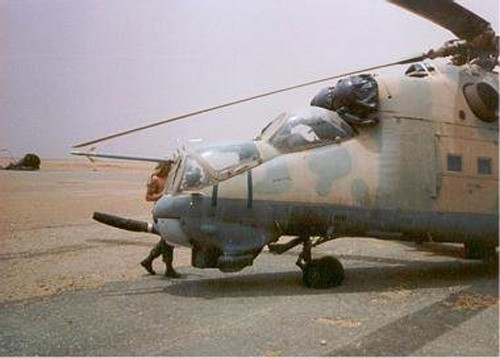 Cơ hội cuối cùng đã đến khi CIA phát hiện một chiếc trực thăng Mi-25 (phiên bản xuất khẩu của Mi-24) bị Libya bỏ lại trong lãnh thổ Chad năm 1987. Trong lịch sử, Libya và Chad có mối quan hệ phức tạp và căng thẳng xoay quanh việc các nhóm phiến quân Libya hoạt động chống lại Chính phủ Chad. Trong ảnh là chiếc Mi-25 bị bỏ quên ở Chad.