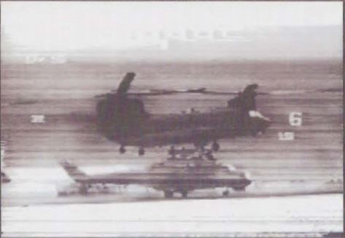 Ngày 10/6, phi hành đoàn CH-47 triển khai máy bay ra khỏi chiếc vận tải Galaxy khổng lồ. Ngày hôm sau họ bắt đầu thực hiện nhiệm vụ. Một nhóm trinh sát bay tới Ouadi Doum trước để đảm bảo rằng ở khu vực đó an toàn cho CH-47 đến. Ảnh chụp CH-47 cẩu trực thăng tấn công Mi-25 lên.