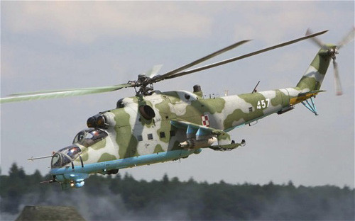 Mi-24 có vận tốc cực đại 335 km/h với tầm bay 450 km và trần bay 4.500m. Vũ khí mang theo gồm súng máy 4 nòng cỡ 12,7mm hoặc pháo 23mm (tùy biến thể) cùng 6 điểm treo vũ khí mang được tên lửa chống tăng, rocket, bom hoặc tăng cường pod súng máy.