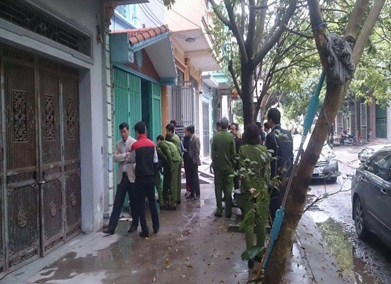 2. Trưởng công an thành phố Phủ Lý bị bắn tại nhà riêng Khoảng 22h30 ngày 14/12, tại nhà riêng khu tập thể công an, phường Thanh Châu, thành phố Phủ Lý, tỉnh Hà Nam, Trung tá Lê Đức Tùng, Trưởng Công an thành phố Phủ Lý cùng gia đình đang ngồi xem tivi trong nhà. Bất ngờ một đối tượng lạ mặt dùng súng từ bên ngoài bắn liên tiếp qua cửa sổ vào nhà. Trung tá Tùng bị trúng một phát đạn vào phần mềm ở tay và được đưa đến bệnh viện sơ cứu và đã xuất viện ngay trong đêm. Nhận được thông tin, cơ quan CSĐT Bộ Công an đã khẩn trương triển khai lực lượng, tiến hành điều tra làm rõ nguyên nhân vụ việc.