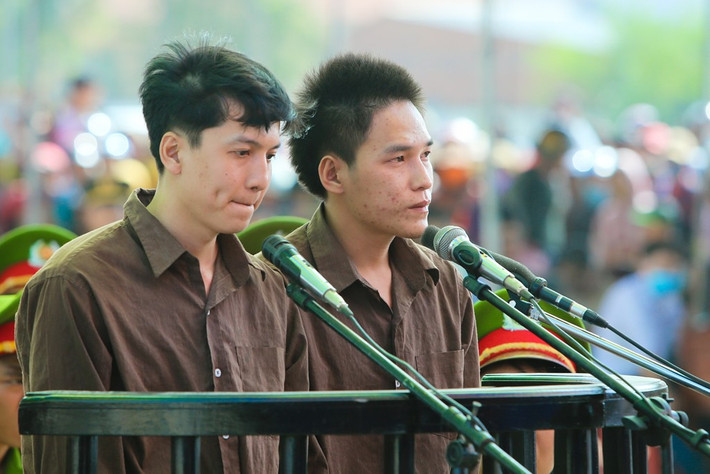 6. Tuyên tử hình 2 bị cáo vụ thảm sát Bình Phước Ngày 17/12, TAND tỉnh Bình Phước mở phiên tòa xét xử sơ thẩm đối với Nguyễn Hải Dương, Vũ Văn Tiến và Trần Đình Thoại với cáo buộc gây ra vụ thảm án khiến 6 người trong gia đình đại gia gỗ Lê Văn Mỹ tử vong. Kết thúc phiên tòa HĐXX tuyên bị cáo Nguyễn Hải Dương án tử hình về tội giết người, 8 năm tù về tội cướp tài sản, tổng hợp mức án tử hình. Bị cáo Vũ Văn Tiến bị tuyên án tử hình về tội giết người, 7 năm tù về tội cướp tài sản, tổng hợp mức án chung tử hình. Bị cáo Trần Đình Thoại bị tuyên 13 năm tù tội giết người, 3 năm tội cướp tài sản, tổng hợp 16 năm tù.