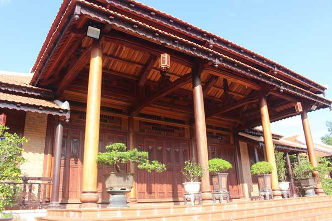 Chia sẻ trên báo chí, ông Trung cho biết, ông là con trưởng trong gia đình bốn anh em, là trưởng họ Khổng, nên ông dựng căn nhà gỗ vừa làm nơi thờ tự của gia đình, vừa là nơi vợ chồng ở khi về hưu.
