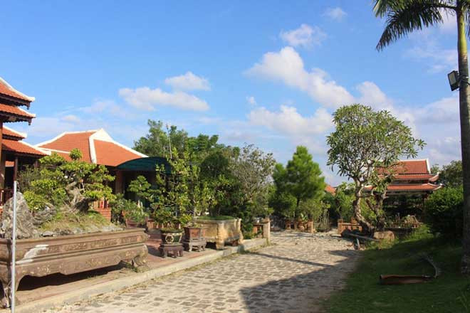 Biệt phủ gỗ quý của ông Khổng Trung - Chi cục trưởng Chi cục kiểm lâm tỉnh Quảng Trị tọa lạc trên tỉnh lộ 583, xã Hải Ba, huyện Hải Lăng, tỉnh Quảng Trị.