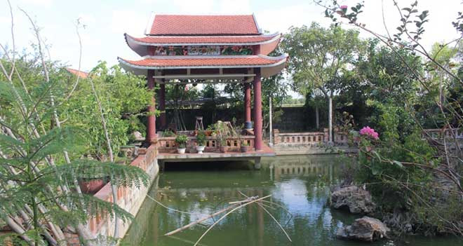 Ngoài ra, ông cũng đấu giá được lô 24 m3 gỗ từ Trung tâm dịch vụ bán đấu giá tài sản tỉnh Quảng Trị. Nhiều lô gỗ được bạn bè bán với giá gốc, hoặc vừa bán vừa cho gia chủ.