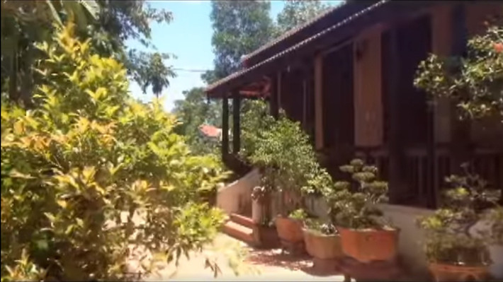 Thông nối giữa 2 căn nhà này là hành lang mái lợp ngói, phía trước dãy hành lang này là bể nuôi cá kiểng, còn phía sau hành lang là phòng tắm và nhà vệ sinh.