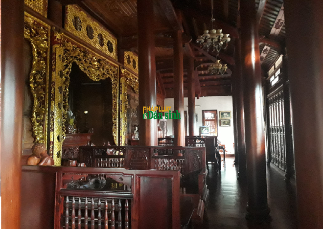 Căn nhà được khởi công từ tháng 4/2015 và hoàn thành sau hơn một năm xây dựng. Kết cấu gồm ba gian hai chái, rộng hơn 100 m2, trị giá khoảng 2 tỷ đồng, gồm 900 triệu tiền gỗ, số còn lại là tiền công và vật tư khác. Nhà được xây trên thửa đất 2.000 m2 tại xã Hải Ba, được ông mua với giá 300 triệu đồng từ nhiều năm trước.