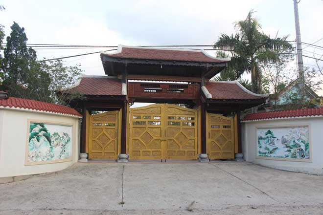 Cổng vào biệt phủ của Chi cục trưởng Chi cục Kiểm lâm Quảng Trị gồm cửa chính rộng ở giữa và 2 cửa phụ 2 bên, phía trên mái lợp ngói vảy cá. Tường rào mặt tiền chạy dọc bên tuyến đường Tỉnh lộ 583.
