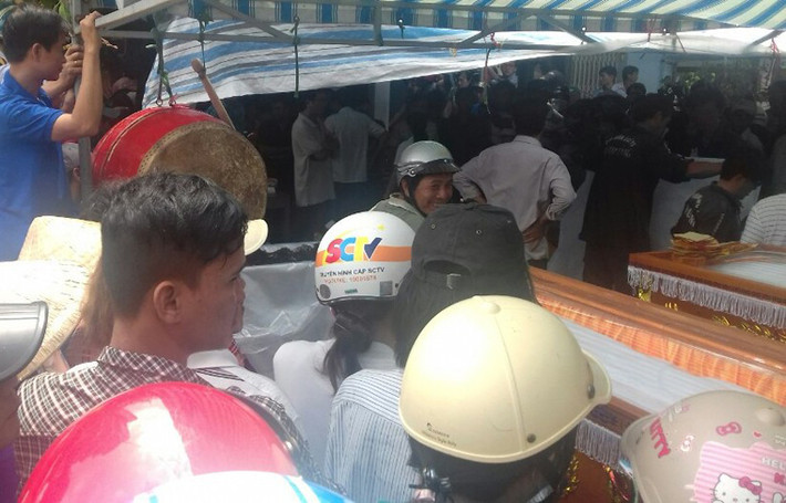Ông Hoàng cho biết, thầy Tiên công tác đã lâu tại trường với chức vụ Phó Chủ tịch công đoàn, tổ trưởng chuyên môn Vật Lý. Thầy Tiên là tấm gương mẫu mực trong công việc cũng như công tác công đoàn. Theo hiệu trưởng Hoàng thì nhà trường sẽ phối hợp cùng chính quyền thành phố Cà Mau sẽ lo chu tất hậu sự cho thầy Tiên và người thân vắng số.