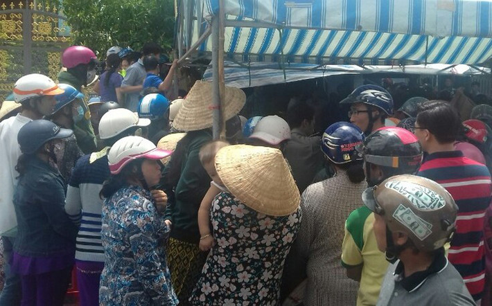 Được biết ông Trần Quang Tiên hiện là giáo viên Trường THPT Cà Mau, khi vụ cháy xảy ra, 2 người trong gia đình thoát được là bà Nguyễn Thị Lê (chị gái ông Tiên, do ngủ phía trước thoát được), cùng con trai ông là Trần Quang Minh đi làm.
