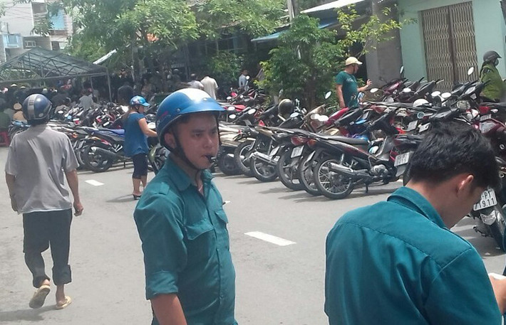 Đến 12h trưa nay 31/7, hiện trường vụ hoả hoạn đặc biệt nghiêm trọng làm 6 người tử vong xảy ra tại căn nhà cấp 4 trên đường Phan Bội Châu, phường 7, thành phố Cà Mau, tỉnh Cà Mau vẫn đang được nhiều lực lượng tiến hành phong toả, bảo vệ hết sức nghiêm ngặt...