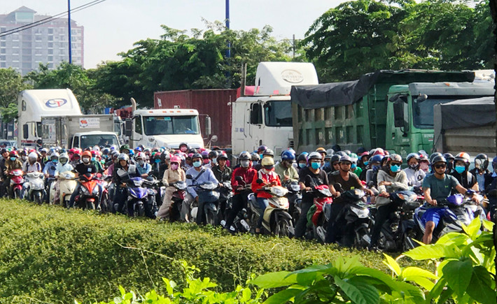 Đến hơn 9h sáng ngay (6/10), tình hình ùn tắc giao thông ở cửa ngõ phía Đông TP.HCM vẫn còn diễn biến vô cùng phức tạp. Hàng vạn phương tiện xếp hàng dài theo cả 2 hướng ra vào trung tâm TP trên Xa lộ Hà Nội.