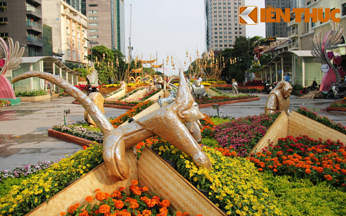 Hình ảnh những chú Khỉ dễ thương, biểu tượng của năm Thân tràn ngập ở đường hoa.