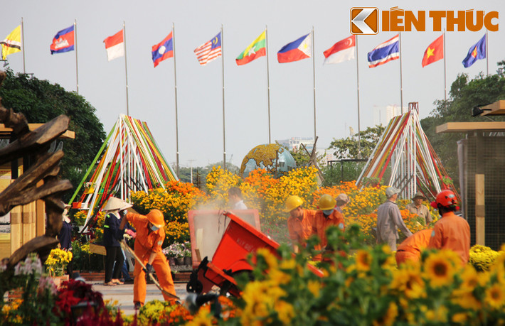Công nhân tất bật thu dọn. Đường hoa hướng ra bến Bạch Đằng - nơi có những cột cờ chào mừng các nước trong khối Asean.
