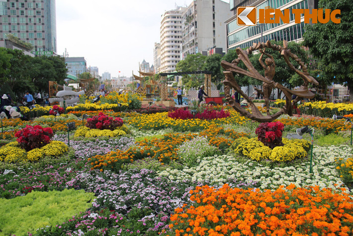 Đường hoa đang được các nhân viên gấp rút hoàn thiện những hạng mục cuối cùng sẵn sàng khai mạc phục vụ người dân và du khách từ khắp nơi trên thế giới đến Sài Gòn đúng dịp tết cổ truyền.