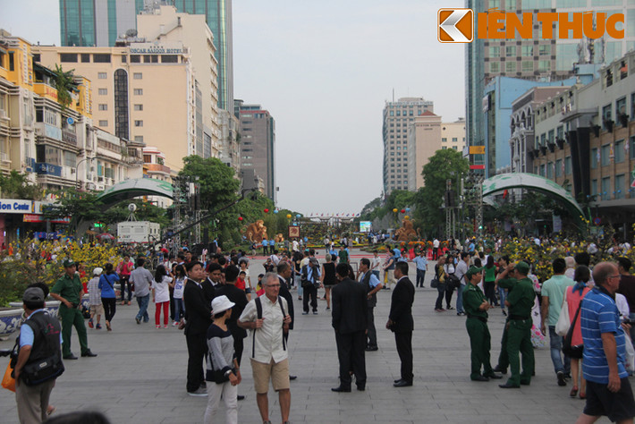 Trước giờ khai mạc đường hoa Nguyễn Huệ (tối 27 tết), hàng trăm nghìn người từ khắp nơi đổ về trung tâm TP HCM...