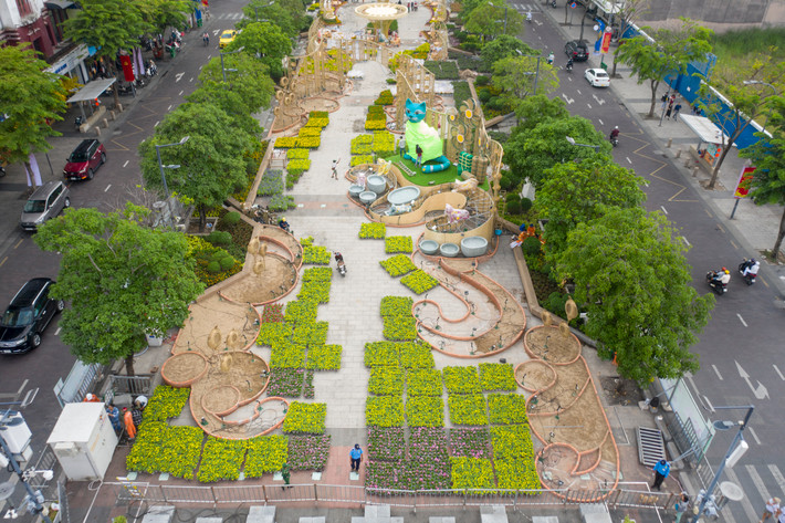 Đường hoa Nguyễn Huệ Tết 2023 được chia thành 2 chương, gồm “Xuân An Vui” và “Xuân Thịnh Vượng”. Dài hơn 600 m, Đường hoa Nguyễn Huệ Tết 2023 sử dụng nhiều chất liệu thân thiện với môi trường và có thể tái sử dụng như kim loại, xốp, mây, tre, nứa, gạch, vải, dây thun… cùng khoảng 88 loại hoa, 18 loại lá, gần 106.000 chậu, giỏ hoa các loại, hơn 300m2 cỏ.