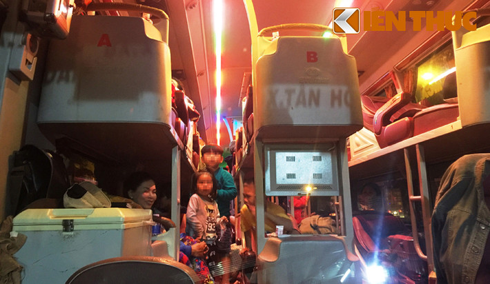 Nhiều hành khách trên chuyến xe một phen khốn đốn chờ cơ quan chức năng xử lý tài xế để tiếp tục cuộc hành trình.
