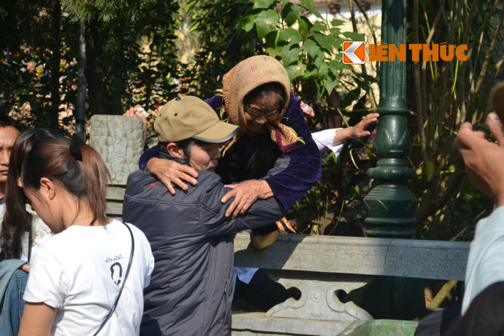 ... sau đó đỡ cụ ra trèo xuống sau.