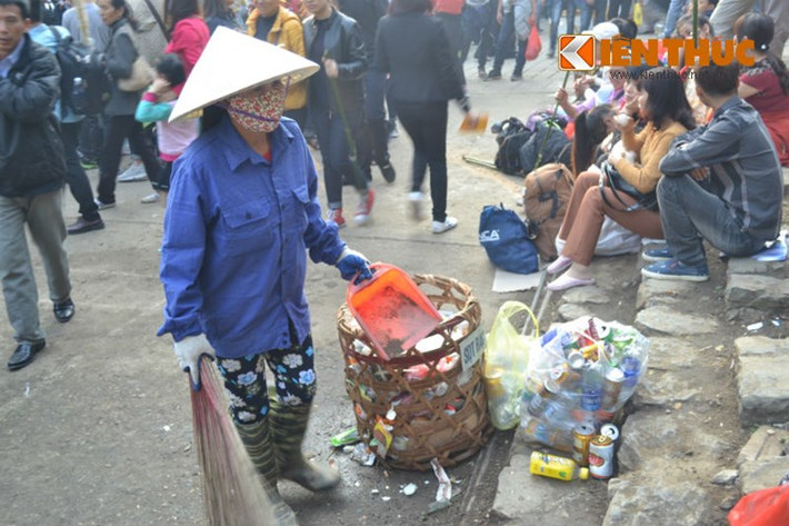 Lao công phải đi dọn rác luôn tay.
