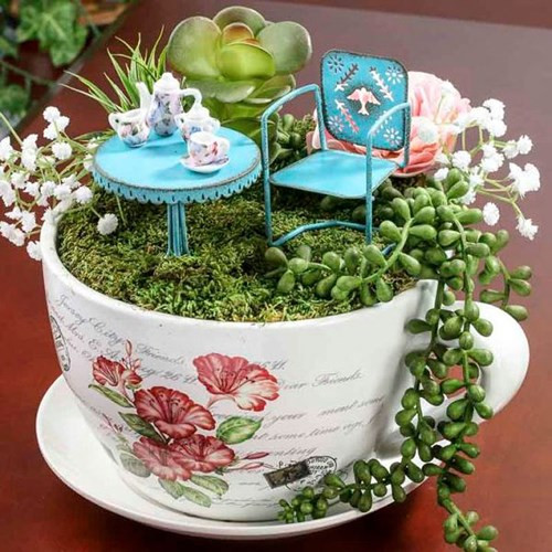 Chỉ cần bỏ ra 5 phút đồng hồ cùng một vài vật dụng nhỏ là có thể tạo ra tiểu cảnh nhỏ ở phòng khách, một góc bàn để tivi hay kệ đầu giường, khiến không gian gia đình trở nên ấm cúng.