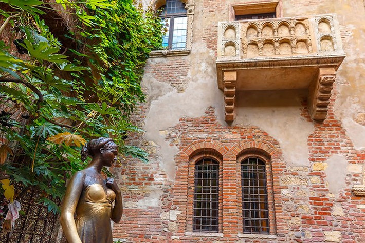 Verona, Italy: Còn nơi nào để cầu hôn tuyệt vời hơn ban công nơi Juliet và Romeo gặp nhau trong vở kịch nổi tiếng của Shakespeare tại Giulietta ở Verona. Ngôi nhà này đã trở thành một điểm đến lý tưởng của nhiều cặp tình nhân trẻ từ khắp nơi trên thế giới.