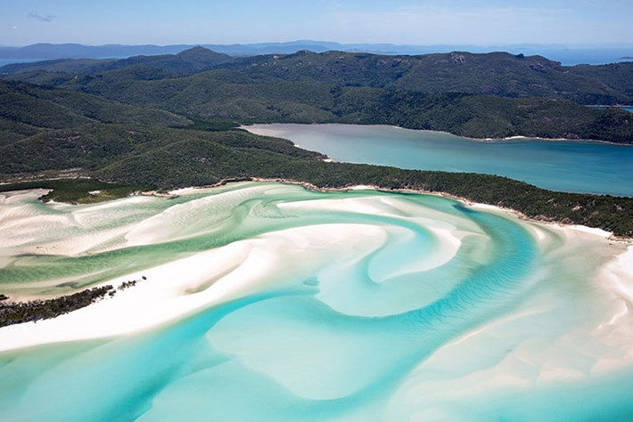 Hamilton Island, Australia: Vẻ đẹp lãng mạn của hòn đảo này sẽ là một thiên đường tuyệt vời để cầu hôn đối phương. Lời cầu hôn ngọt ngào dưới ánh nắng rực rỡ của hoàng hôn trên biển sẽ khiến người ấy không nỡ chối từ.