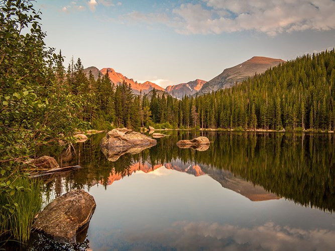Rocky Mountain National Park, Colorado: Công viên quốc gia này nổi tiếng với những đỉnh núi ấn tượng, cuộc sống hoang dã phong phú và thiên nhiên tươi đẹp. Còn gì thú vị hơn khi cả hai cùng chinh phục những đỉnh núi và ở nơi giao nhau giữa trời đất ấy, bạn dành một lời cầu hôn bất ngờ cho đối phương.