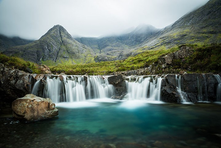 Isle of Skye, Scotland: Đơn giản nhưng đầy cuốn hút, đảo Skye lôi cuốn bởi vẻ đẹp ngoạn mục của những dãy núi cao chót vót và những bãi biển cắt xẻ, gồ ghề. Địa điểm lãng mạn nhất để cầu hôn ở đây chính là Fairy Pools với một dải thác nước đẹp mê hồn.