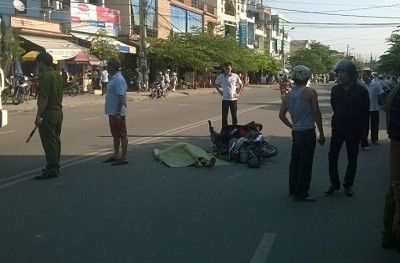 14. Xe máy tông hai bà cụ dắt nhau qua đường, một bà tử vong Khoảng 7h30 sáng 7/5, xe máy BKS 75F1-302.38 do Văn Công T. (SN 1996, trú tại đường An Dương Vương, TP. Huế) điều khiển . Khi đến đoạn trước số nhà 35 đường Hồ Đắc Di, xe máy do T. điều khiển va chạm với 2 bà cụ đang dắt nhau qua đường.Vụ tai nạn khiến bà Hồ Thị H. (SN 1939, trú tại TX. Hương Thủy, Thừa Thiên - Huế) tử vong tại chỗ, bà cụ còn lại và thanh niên điều khiển xe máy nói trên chỉ bị thương nhẹ.