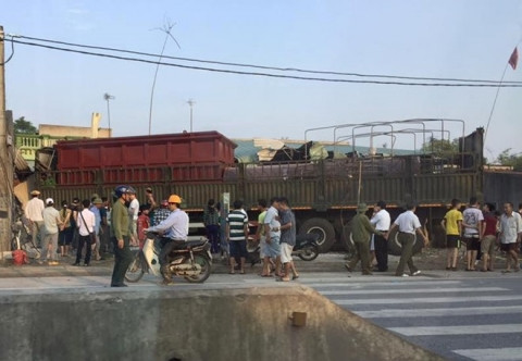 8. Ôtô đâm chết người phụ nữ ở trong nhà Vào 6h sáng 4/5, trên quốc lộ 1A, đoạn qua xã Hải Châu (huyện Tĩnh Gia) một chiếc ôtô đầu kéo rơ-moóc biển số Bình Định lưu thông đến Km 350 + 800 (xã Hải Châu) bất ngờ va chạm với xe bồn biển số Thanh Hóa chạy cùng chiều. Lúc này, bà Lê Thị H (58 tuổi, ở xã Hải Châu, huyện Tĩnh Gia) đang ở trong nhà thì bị xe đầu kéo tông tử vong tại chỗ.