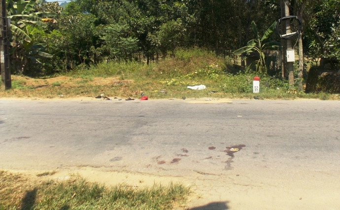 13. Quảng Nam: Hai xe máy tông nhau trong đêm, 4 người tử vong Khoảng hơn 0h đêm 7/5, ông Huỳnh Văn Quý (45 tuổi) điều khiển xe máy BKS 92M1 - 076.35 chở theo Đoàn Thị Mỹ Trinh (16 tuổi), đến Km 37+320 QL40B thuộc thôn 5 (xã Tiên Cảnh thì xảy ra va chạm với xe máy BKS 92H8 - 0384 do Nguyến Tấn Phong (18 tuổi,) điều khiển chở theo Huỳnh Tuấn (17 tuổ) và Đỗ Thị Thủy Tiên (13 tuổi). Cú đâm cực mạnh khiến 4 người tử vong, Tiên bị thương nặng.
