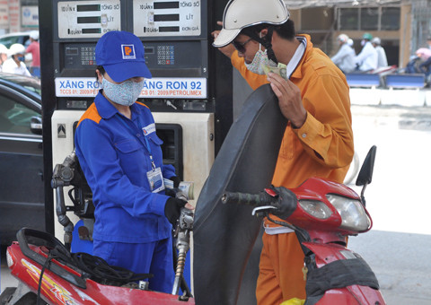 2. Từ 15h ngày 19/1, giá xăng giảm gần 600 đồng/lít Từ 15h ngày 19/1, giá xăng Ron 92 sẽ có mức giảm tối đa là 590 đồng/lít, xăng E5 giảm 580 đồng/lít. Trong khi đó, mặt hàng dầu diesel 0,05S có mức giảm tối đa là 912 đồng/lít; dầu hỏa giảm 886 đồng/lít còn dầu mazút 3,5S giảm cao nhất là 301 đồng/kg.