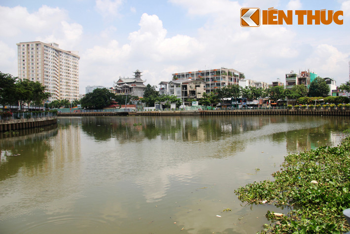 Giá vé cho mỗi khách từ 110.000 - 220.000 đồng và sẽ có 10 chiếc thuyền phụng (Gondola) với sức chứa trung bình từ 2 đến 6 người/chiếc cùng 1 người chèo thuyền, trên thuyền có phục vụ nước uống, âm nhạc cho du khách.