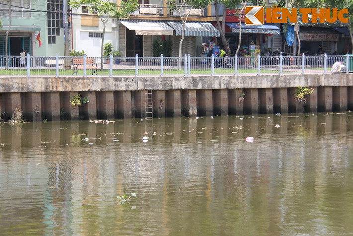 Suốt hơn 5km trên kênh Nhiêu Lộc- Thị Nghè, hình ảnh đủ loại rác thải cùng mùi hôi thối dọc 2 bên ven kênh trông vô cùng nhếch nhác.