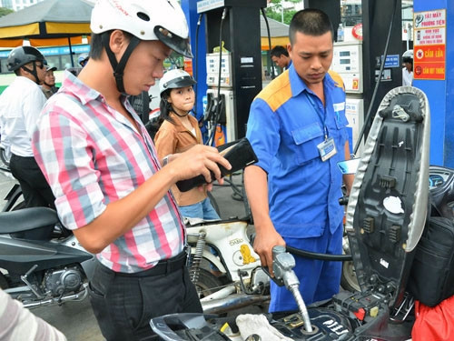 7. Giá xăng tăng 612 đồng/lít từ 15h chiều 18/9 Liên Bộ Công Thương- Tài chính cho biết, kể từ 15h chiều 18/9, giá xăng dầu sẽ tăng từ hơn 500 đến hơn 600 đồng đến đồng/lít. Cụ thể, giá xăng A92 tăng 620 đồng/lít, dầu diezn tăng 570 đồng/lít và dầu hỏa tăng 510 đồng/lít, dầu mazut 180CST 3.5S: tăng 297 đồng/kg. Đây là đợt thứ 12 điều chỉnh giá cả xăng dầu và là lần đầu tiên tăng giá sau nhiều lần liên tục giảm giá trong 2 tháng gần đây.