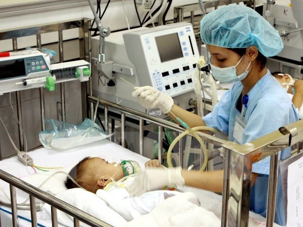 6. Thai nhi 8 tháng tuổi trong bụng bà mẹ tự thiêu đã được cứu sống Ngày 17/9, bà Lê Thị Thu Hà - Phó khoa sơ sinh bệnh viện Nhi Trung ương cho biết, đã thực hiện thành công ca mổ cứu sống thai nhi 8 tháng tuổi trong bụng người mẹ tự thiêu xảy ra vào khoảng 19h15 phút ngày 12/9 tại thôn Tân Lập, xã Trần Phú, huyện Chương Mỹ, Hà Nội. Vào thời điểm trên, một người phụ nữ mang bầu 8 tháng bất ngờ đổ chai xăng loại 1,5 lít lên người rồi châm lửa tự thiêu, khiến chị lâm vào tình trạng hết sức nguy kịch còn đứa bé có dấu hiệu suy hô hấp.