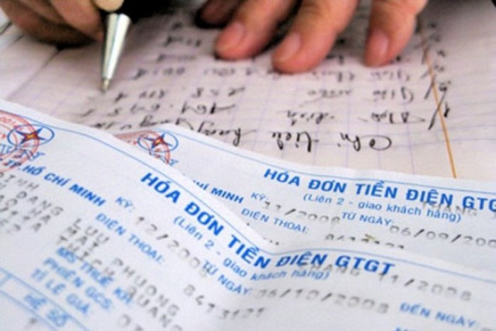 7. EVN đề xuất bán điện đồng giá Trước những bất hợp lý của biểu giá điện lũy tiến hiện hành, EVN đề xuất 3 cách tính mới trong đó có việc bán đồng giá theo mức bình quân hiện nay, 1.747 đ/kWh. Đây cũng chính là giá điện bình quân của biểu giá điện sinh hoạt hiện nay. Với phương án này, EVN tính toán các hộ sử dụng dưới 240 kWh trong tháng sẽ tăng tiền điện phải trả. Hộ bị tác động cao nhất là sử dụng 100 kWh. Các hộ sử dụng trên 240 kWh sẽ được hưởng lợi.
