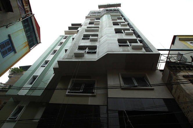 4. Phó giám đốc sở đứng tên công trình xây dựng sai phép Sáng 16/9, công trình A3 khu tập thể số 8 Lý Nam Đế, P.Hàng Mã, Hà Nội do ông Nguyễn Hoàng Linh - Phó giám đốc Sở GTVT Hà Nội đứng tên sổ đỏ, giấy phép xây dựng đã thi công sai quy định (giấy phép xây dựng cấp là 7 tầng, một tum (lửng), không kể tầng hầm, tuy nhiên thực tế xây dựng là 8 tầng, 1 tum) vẫn tiếp tục thi công và đang trong giai đoạn hoàn thiện. Trả lời trên báo Tuổi trẻ, bà Nguyễn Thị Minh Tâm, Phó chủ tịch UBND P.Hàng Mã (Q.Hoàn Kiếm, Hà Nội) thừa nhận, công trình A3 khu tập thể số 8 Lý Nam Đế xây dựng sai so với giấy phép được cấp nhưng việc xử lý chưa triệt để.