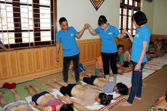 5. Tạm đình chỉ cơ sở của “Cô Phú Bồ tát” Liên quan đến vụ việc “Cô” Phú hay “Cô Phú Bồ tát” chữa bệnh bằng cách giẫm lên người, ông Đặng Mộng Điệp- Phó Chủ tịch UBND TP Sông Công cho biết, UBND Thành phố Sông Công sẽ ban hành văn bản tạm đình chỉ trong thời gian khoảng một tháng và xin ý kiến Sở Y tế Thái Nguyên. Đồng thời, tiếp tục chỉ đạo cơ quan chuyên môn điều tra xác minh, nếu phát hiện bà Phú hoạt động không đúng với ngành nghề kinh doanh cấp phép, vi phạm luật khám chữa bệnh thì UBND TP sẽ ra văn bản xử lý theo quy định pháp luật.