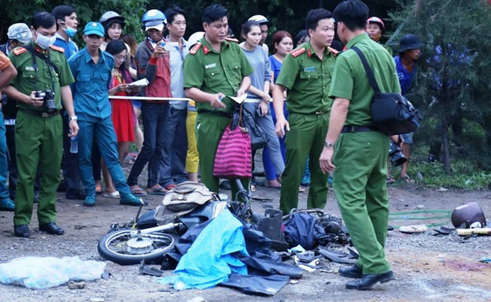 Có 3 người tử vong tại chỗ; 18 nạn nhân khác bị thương được chuyển đến bệnh viện tại Long An cấp cứu. Sau đó 8 trường hợp được đưa về cấp cứu tại Bệnh viện Chợ Rẫy TP HCM. Đến 19h tối nay, thông tin mới nhất xác nhận có thêm 1 trường hợp tử vong tại bệnh viện đa khoa tỉnh Long An.