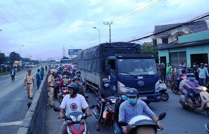 Giao thông qua khu vực xảy ra tại nạn (đoạn gần cầu Bến Lức) phải phong tỏa để cơ quan điều tra khám nghiệm xử lý.