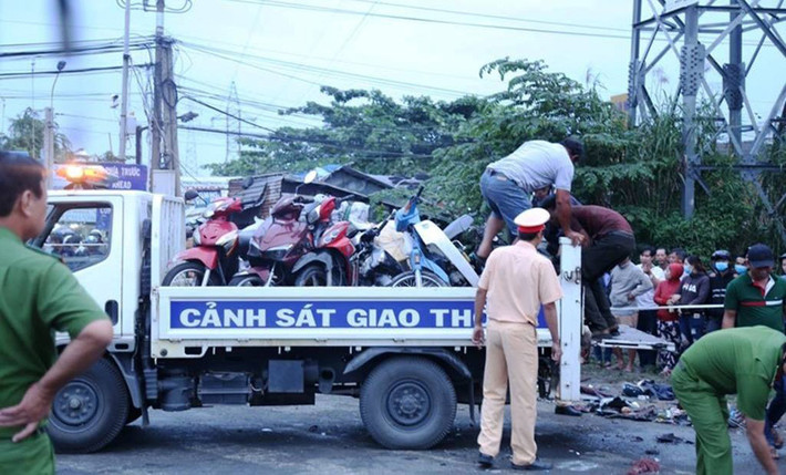 Lực lượng Công an tất bật thu dọn hiện trường.