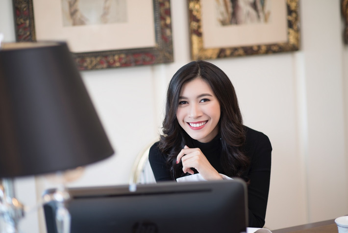 Được biết, sau 7 năm học phổ thông và đại học ở Hoa Kỳ, Ngọc Mỹ về nước trợ giúp anh trai mình (Nguyễn Minh Nhật, sinh năm 1988) trong công việc kinh doanh liên quan đến nhà hàng và siêu thị thực phẩm. Đồng thời, cô phụ trách mảng tư vấn thiết kế của Alphanam tại Công ty Sdesign. Ảnh: Internet.