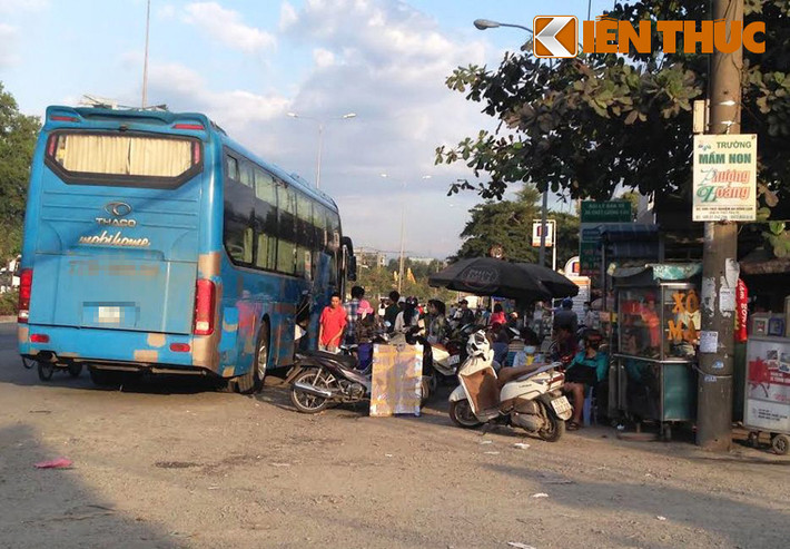 Từ sáng đến xế trưa ngày 1/1, hàng trăm người dân đứng ven quốc lộ 1, xa lộ Hà Nội với hành lý lỉnh kỉnh để đón xe khách về các tỉnh miền Đông, phía Bắc...để nghỉ Tết dương lịch.